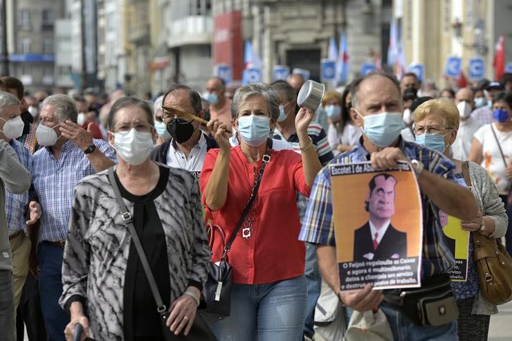 Unha persoa sostén unha pancarta durante a manifestación contra o peche de oficinas da entidade Abanca ante a sede de Abanca na Coruña, a 2 de setembro de 2021, na Coruña, Galicia, (España).. M. Dylan - Europa Press 