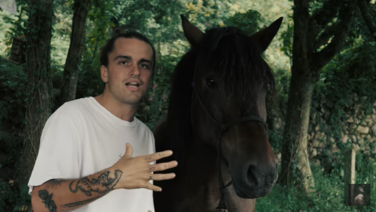 O youtuber Lethal Crysis no seu vídeo viral sobre os cabalos salvaxes da serra galega