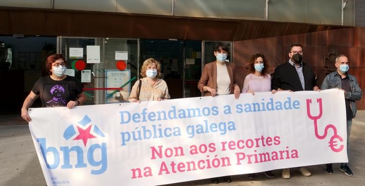 A portavoz nacional do BNG, Ana Pontón, xunto con outros representantes nacionalistas ante o centro de saúde Rosalía de Castro de Vigo. BNG / Europa Press