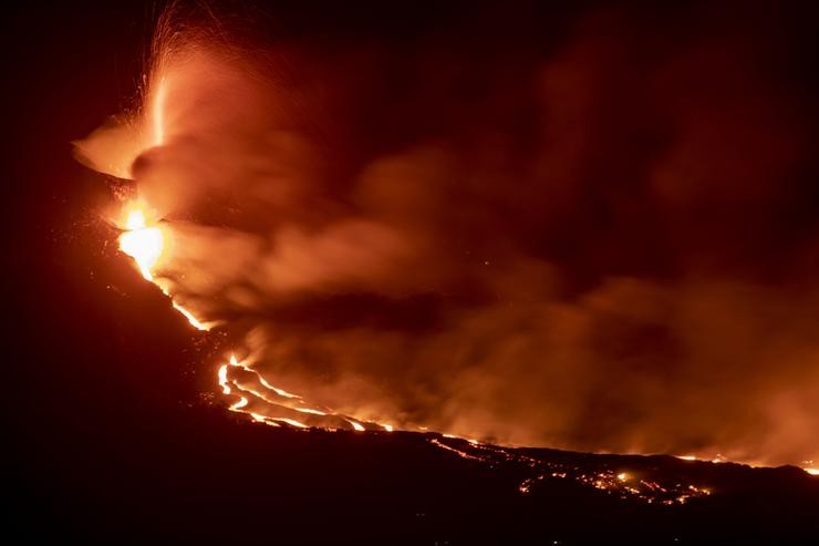 Península na costa da illa da Palma, creada como resultado da chegada da coada de lava do volcán de Cume Vello ao mar, a 29 de setembro de 2021, na Palma, Illas Canarias (España). Lávaa que alcanzou o mar na illa da Pa. Kike Recuncho - Europa Press 