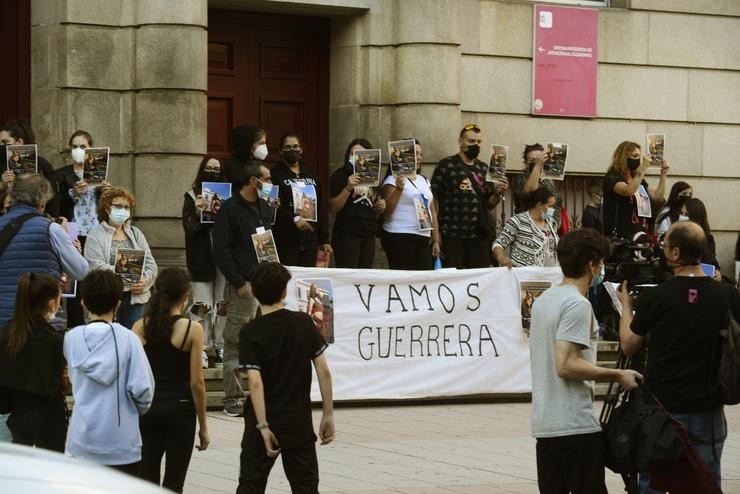 Varias persoas durante unha concentración en apoio á nena de 14 anos agredida o pasado 9 de setembro, fronte á Subdelegación do Goberno de Ourense, a 30 de setembro de 2021, en Ourense. Rosa Veiga - Europa Press / Europa Press