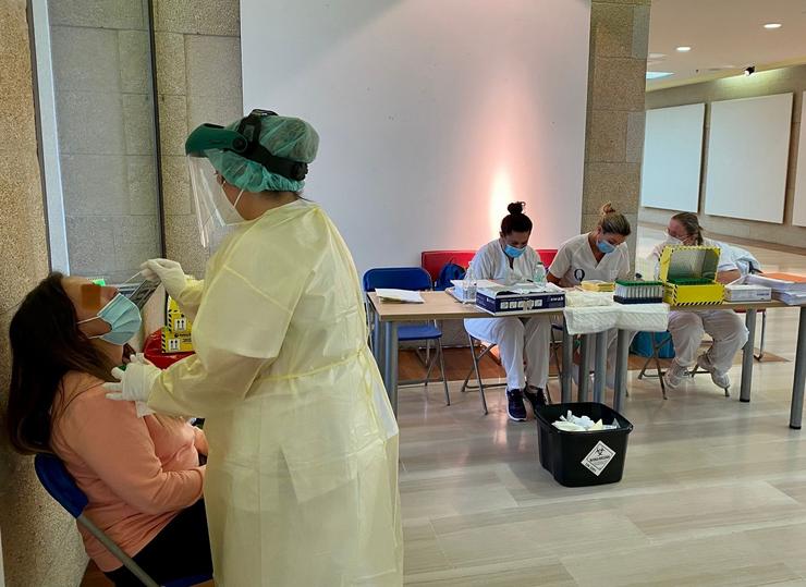Unha enfermeira toma unha mostra nun cribado poboacional en Sanxenxo, en setembro de 2021.. ÁREA SANITARIA PONTEVEDRA-O Salnés 