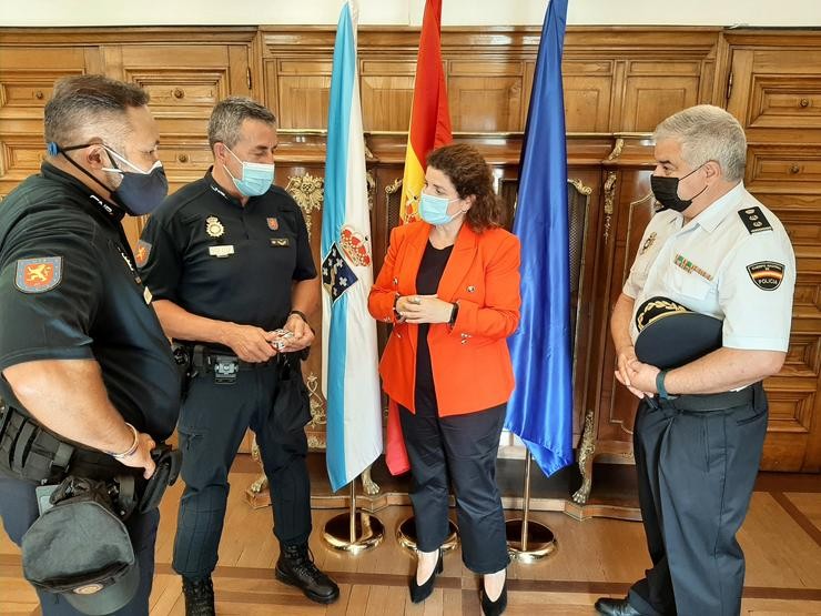 A subdelegada do Goberno, María Rivas, recibe ao policía nacional Víctor Bellón, que participou nas tarefas de evacuación de Afganistán. SUBDELEGACIÓN DO GOBERNO NA Coruña