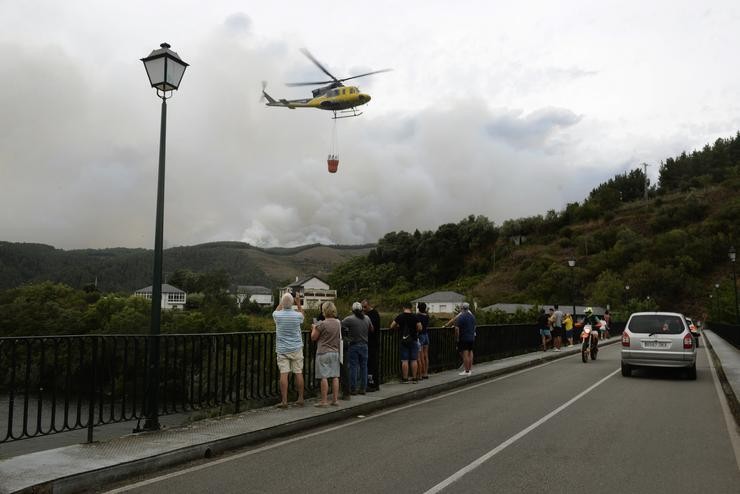 Un helicóptero forestal traballa nas tarefas de extinción de incendios dun lume no municipio de Ribas de Sil, na parroquia homónima, moi próxima a Rairos, a 6 de setembro de 2021, en Ribas de Sil, Lugo, Galicia (España). Rosa Veiga - Europa Press / Europa Press
