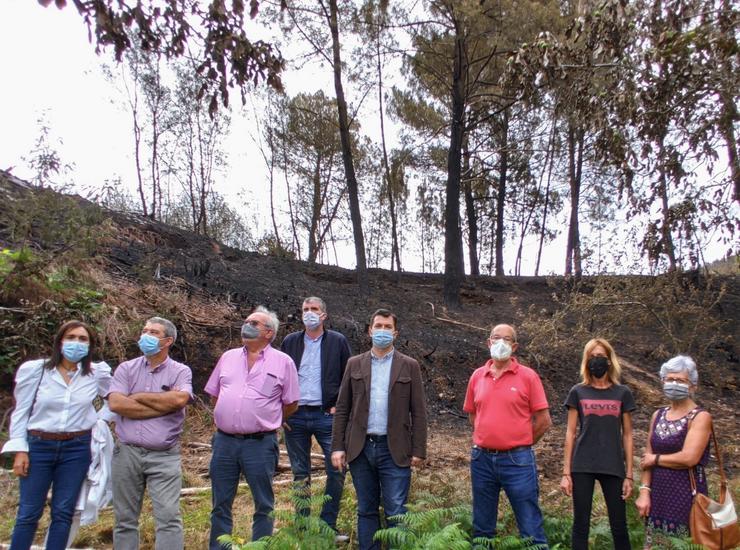 Gonzalo Caballero en visita a Ribas de Sil tras o incendio. PSDEG / Europa Press