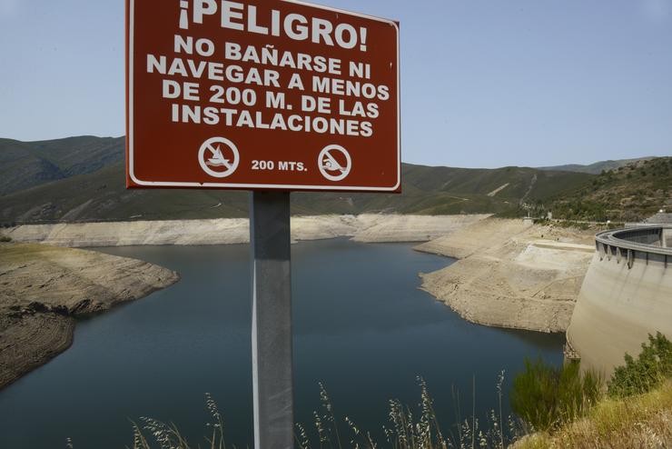 Sinal de perigo sobre o estado do encoro de Portas na conca Miño-Sil, a 24 de agosto de 2021, en Galicia, (España). En Salas -en Ourense-, os informes da Xunta de Galicia indican que o seu actual nivel de ocupación é do 27,3%. No caso de Por. Rosa Veiga - Europa Press 