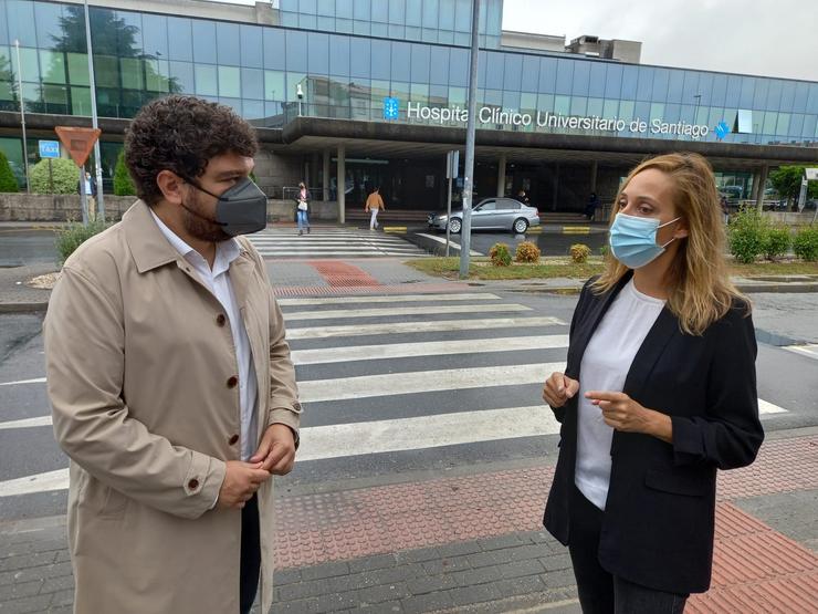 Xullo Torrado e Noa Díaz ante o hospital. PSDEG / Europa Press