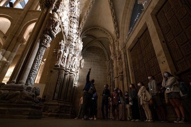 Un grupo de persoas atende ás explicacións do guía, durante unha visita guiada nocturna na Catedral de Santiago, a 10 de agosto de 2021, en Santiago de Compostela, A Coruña, Galicia (España). César Arxina - Europa Press / Europa Press