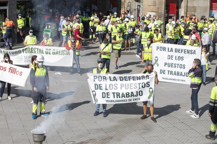 Varios traballadores de Ence percorren as rúas con pancartas para protestar contra o peche da pasteira de Lourizán, a 11 de agosto de 2021, en Pontevedra, Galicia (España). Os empregados manifestáronse polo peche da pasteira de Lourizán tras. Beatriz Ciscar - Europa Press / Europa Press
