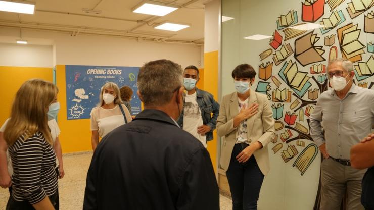 A portavoz nacional do BNG, Ana Pontón, visita nun colexio de Carballo. BNG / Europa Press