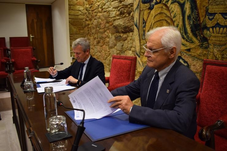 O presidente da Xunta, Alfonso Rueda, e o máximo responsable da RAG, Víctor F. Freixanes. RAG 