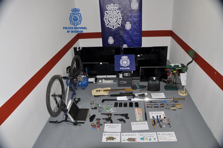 Droga, armas, diñeiro e outros efectos incautados na desarticulación dun 'punto negro' de venda de drogas en Ribeira (A Coruña).. POLICÍA NACIONAL 