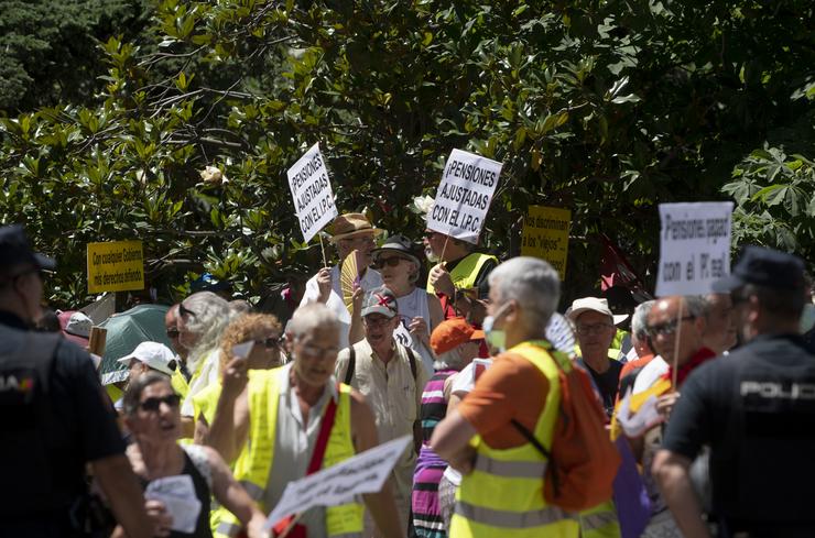 AVarios pensionistas durante unha concentración o pasado mes de xuño / Alberto Ortega - Europa Press