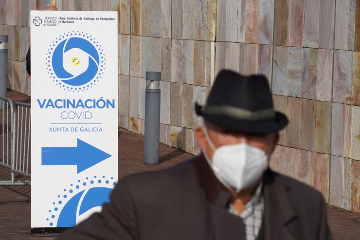 Unha persoa maior á súa entrada para vacinarse da cuarta dose de Pfizer na Cidade da Cultura de Santiago de Compostela, a 7 de outubro de 2022, en Santiago de Compostela / Álvaro Ballesteros - Europa Press.