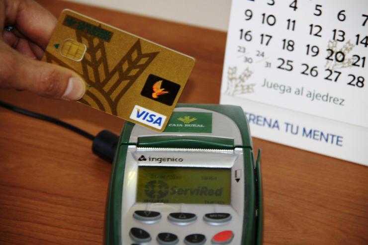 Arquivo - Cartón de pago pasando por un datáfono. CAJARURAL/EUROPA PRESS - Arquivo / Europa Press