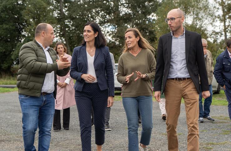 A secretaria xeral do PPdeG, Paula Prado, e a vicesecretaria de Políticas Sociais do PP, Carmen Navarro, nunha visita en Aranga (A Coruña).. PPDEG 