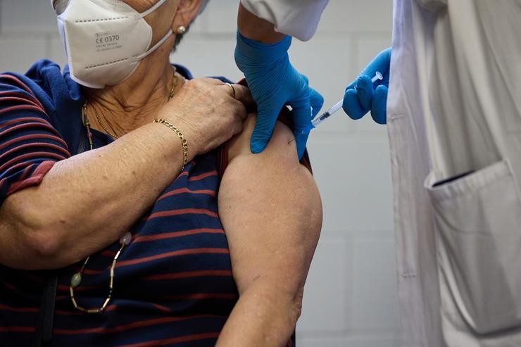 Un enfermeiro vacina a unha muller contra a covid-19 / Jesús Hellín - Europa Press 