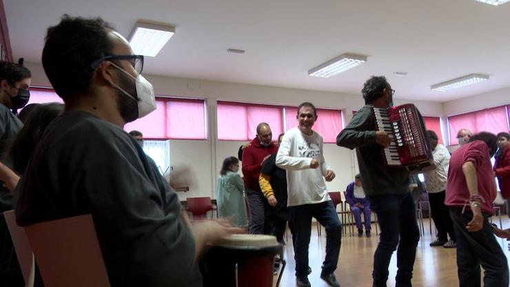 Actuación do grupo 'De Tapas' na CEE Nosa Señora do Chamorro, en Narón, no marco do proxecto 'Música a flor de pel', de Afundación. 