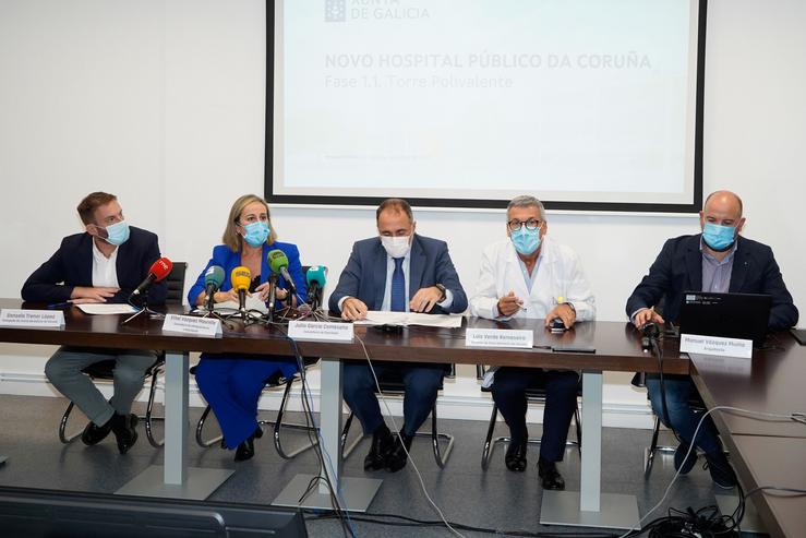 A conselleira de Infraestruturas e Mobilidade, Ethel Vázquez, e o conselleiro de Sanidade, Xullo García Comesaña, xunto co delegado territorial da Xunta na Coruña, Gonzalo Trenor, e o xerente da área sanitaria, Luís Verde, na presentación. XUNTA / Europa Press