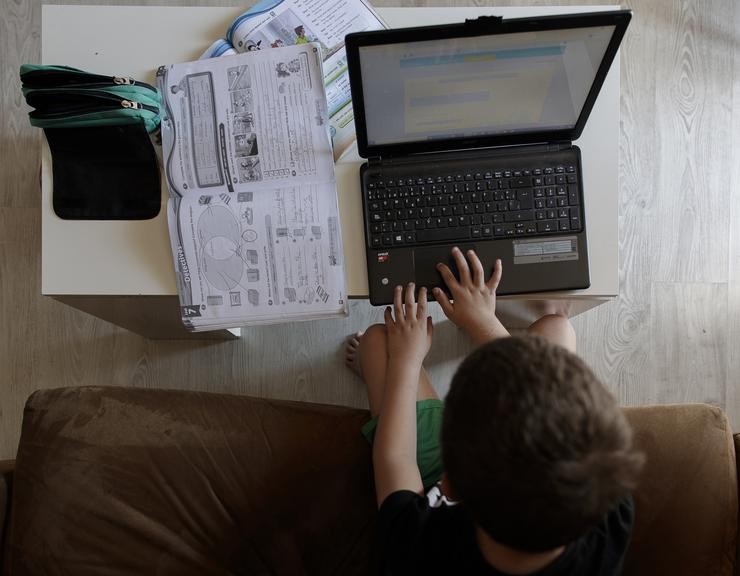 Arquivo - Un alumno de primaria fai os deberes co computador.. Eduardo Parra - Europa Press - Arquivo 