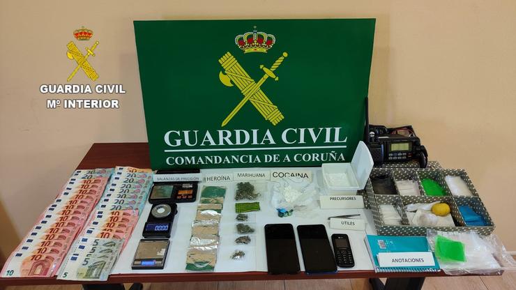 Droga, diñeiro e obxectos intervidos pola Garda Civil na desarticulación dun punto de venda de droga en Boiro (A Coruña). GARDA CIVIL / Europa Press