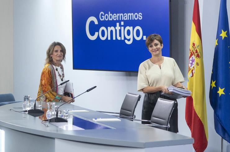 A vicepresidenta terceira e ministra para a Transición Ecolóxica e o Reto Demográfico, Teresa Ribeira (i), e a portavoz do Goberno, Isabel Rodríguez (d) 