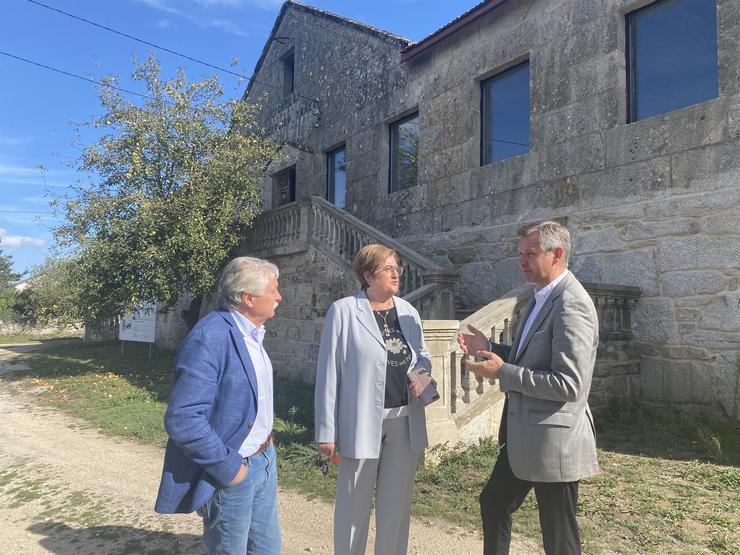 O delegado do Goberno en Galicia, José Miñonez, visita Ramirás  xunto ao subdelegado en Ourense, Emilio González, e á alcaldesa, Isabel Gil 