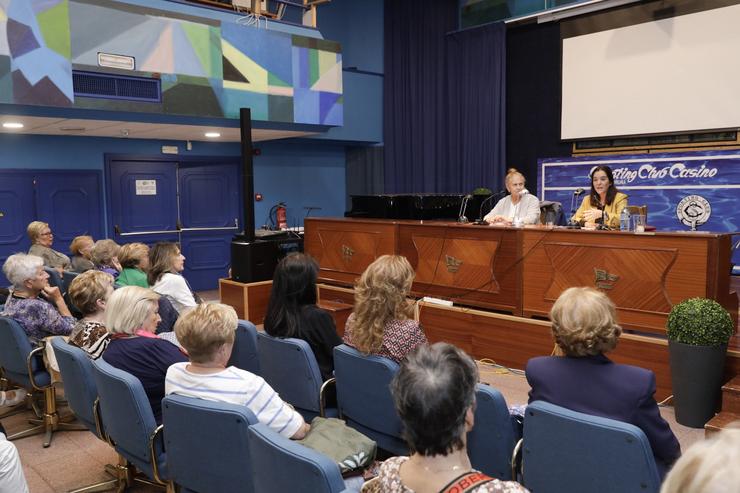 A alcaldesa da Coruña Inés Rei, pronuncia unha conferencia na Asociación de Amas de Casa. CONCELLO DA CORUÑA 