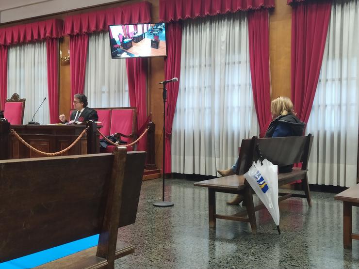 A alcaldesa da Bola (Ourense), María Teresa Barge, no banco da Audiencia Provincial de Ourense acusada dun presunto delito contra os recursos naturais e o medio ambiente. / Europa Press