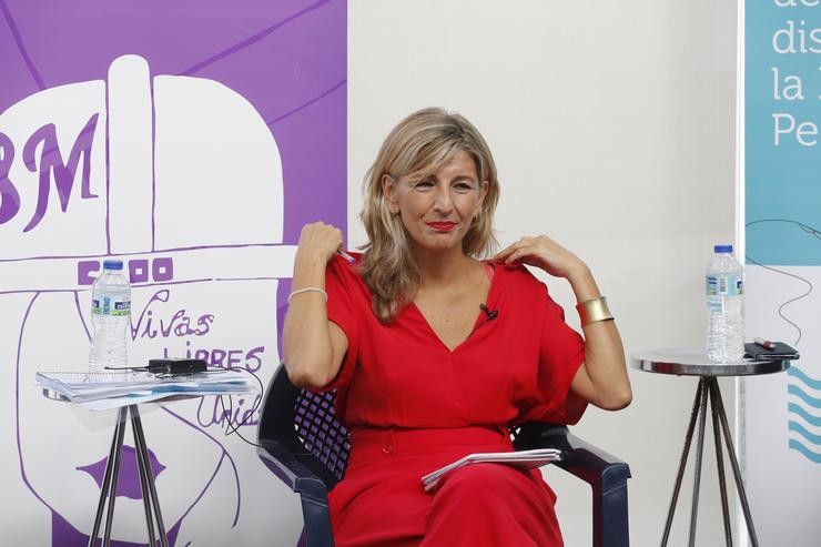 A vicepresidenta segunda do Goberno e ministra de Traballo, Yolanda Díaz,durante un encontro con mulleres do sector da conserva en Vigo 