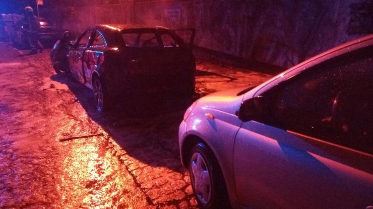 Dous coches afectados polo lume en Vigo / POLICÍA LOCAL DE VIGO