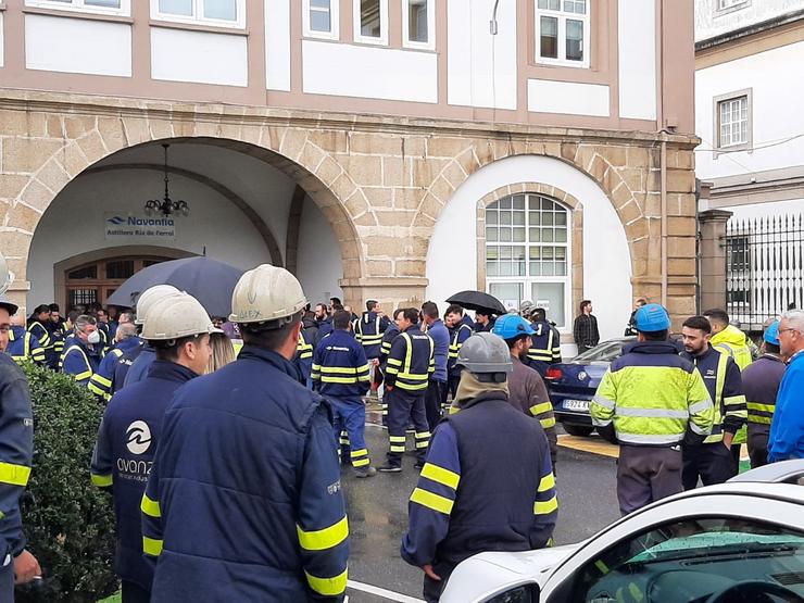 Os traballadores de Navantia Ferrol nunha concentración ante o edificio de dirección da compañía, en Ferrol 