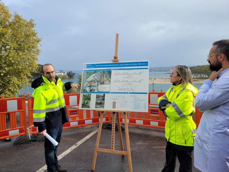 A conselleira de Infraestruturas e Mobilidade, Ethel Vázquez, supervisa as obras de ampliación do aparcadoiro do Hospital Teresa Herrera da Coruña / XUNTA DE GALICIA