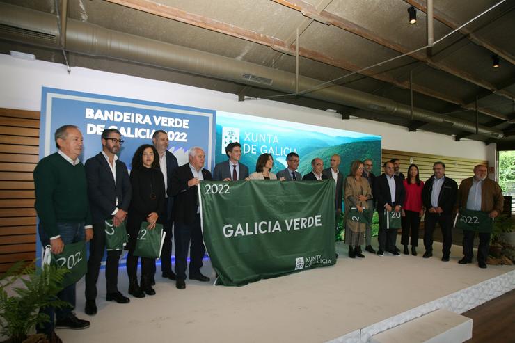 A conselleira de Medio Ambiente, Territorio e Vivenda, Anxos Vázquez, entrega a distintivos 'Bandeira verde' aos 15 concellos premiados. XUNTA DE GALICIA 