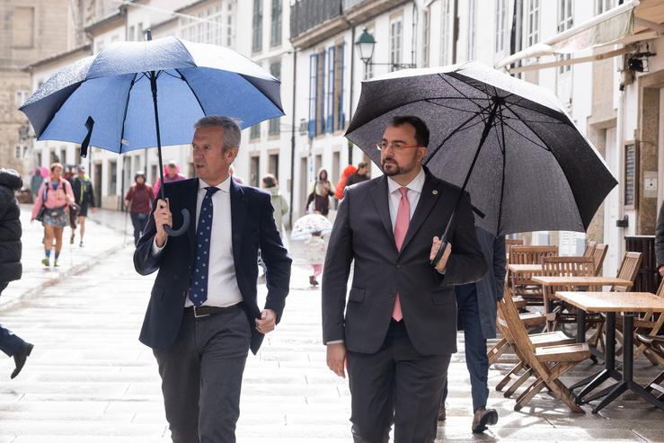O xefe do Executivo galego, Alfonso Rueda, xunto ao presidente de Asturias, Adrián Barbón, nas rúas de Santiago 
