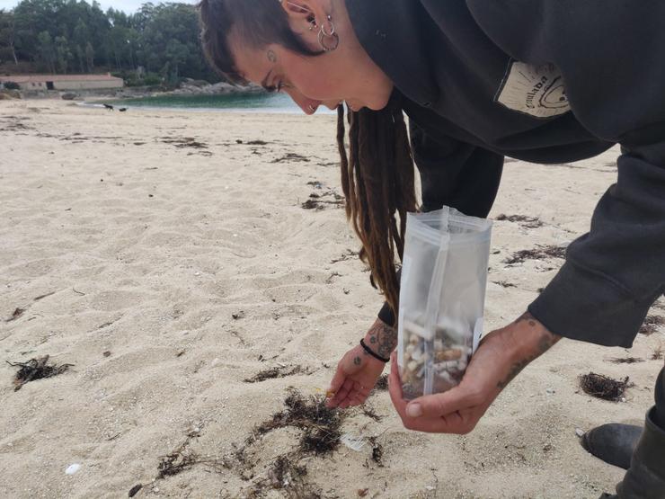 Recollida de lixo nas praias organizada por Adega 