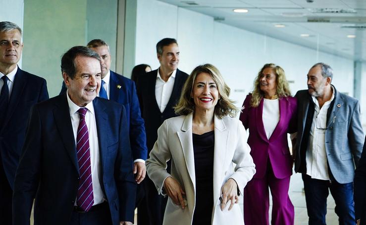 A ministra de Transportes, Mobilidade e Axenda Urbana, Raquel Sánchez (3d), e o alcalde de Vigo, Abel Caballero (1d), á súa chegada á inauguración da segunda reunión do Foro Local para a Axenda Urbana, en Vigo 