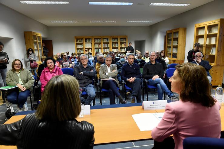 A conselleira de Medio Ambiente, Territorio e Vivenda, Ángeles Vázquez, mantivo unha reunión con propietarios de inmobles afectados polos incendios na comarca de Valdeorras / Xunta de Galicia.