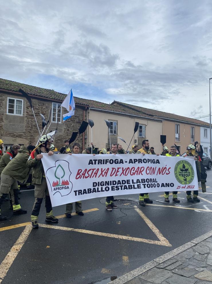 Manifestación convocada pola Asociación Profesional de Bombeiros e Bombeiras Forestais de Galicia (Apropiga) e pola Asociación de Traballadores de Incendios Forestais de Galicia (Atrifoga) / Europa Press