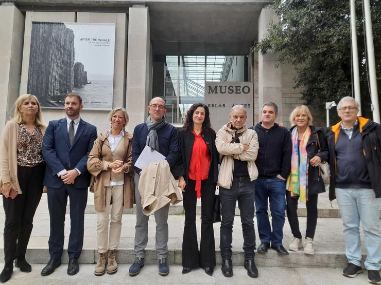 O director xeral de Cultura, Anxo Lorenzo, xunto a responsables da organización dunha mostra sobre Picasso. XUNTA / Europa Press
