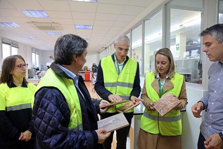 O vicepresidente primeiro e conselleiro de Economía, Industria e Innovación, Francisco Conde, nas instalacións de Foresa. XUNTA / Europa Press