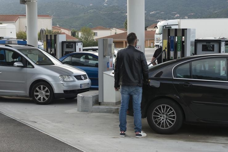 Un home resposta o seu vehículo nunha gasolineira 