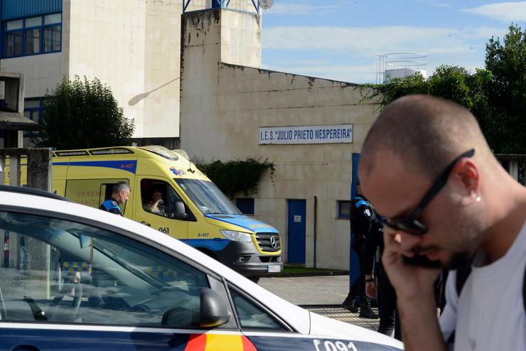 Unha ambulancia fronte ao instituto de Educación Secundaria 'Xullo Pierto Nespereira' de Ourense, onde faleceu un mozo.. Rosa Veiga - Europa Press