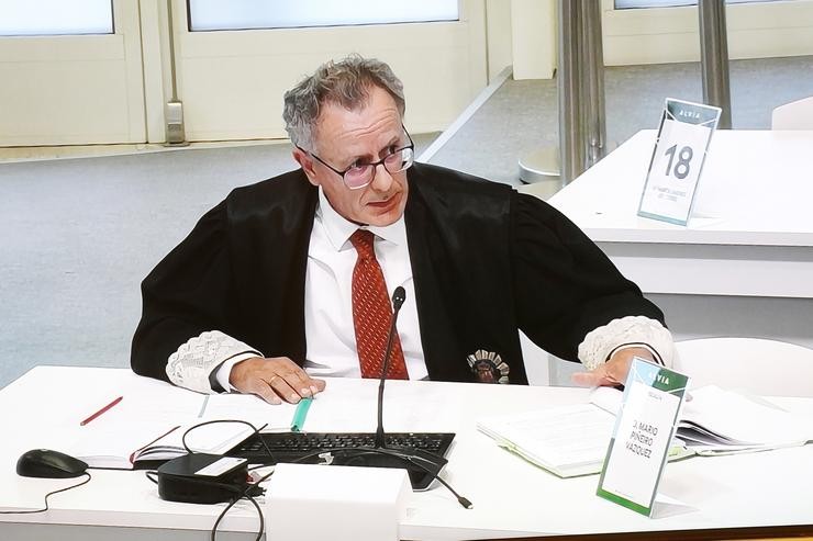 O fiscal Mario Piñeiro, visto desde a pantalla pola que os medios de comunicación observan o xuízo polo accidente do Alvia, na Cidade da Cultura de Santiago de Compostela, a 6 de outubro de 2022, en Santiago de Compostela, A Coruña (España. Álvaro Ballesteros - Europa Press 