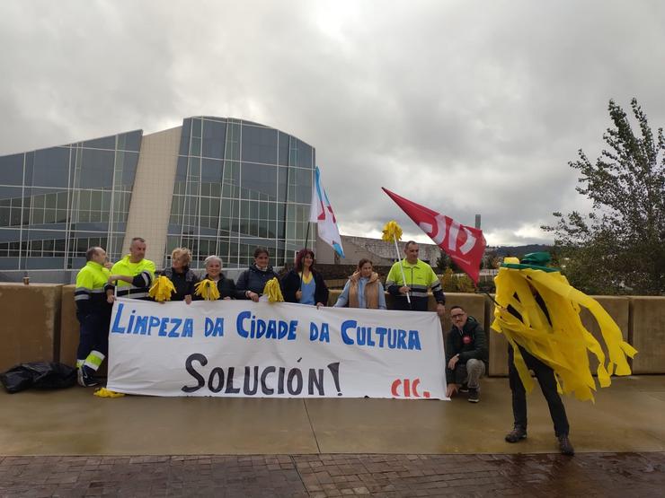 Traballadores del servizo de limpeza de la Cidade da Cultura nunha protesta. CIG / Europa Press