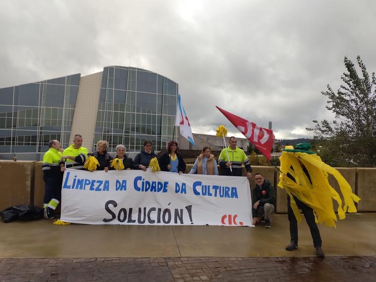 Traballadores del servizo de limpeza de la Cidade da Cultura nunha protesta. CIG 