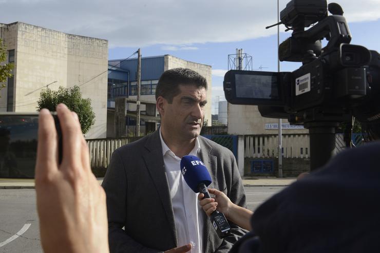 O delegado territorial da Xunta en Ourense, Gabriel Alén, ofrece declaracións aos medios de comunicación fronte ao Instituto de Educación Secundaria 