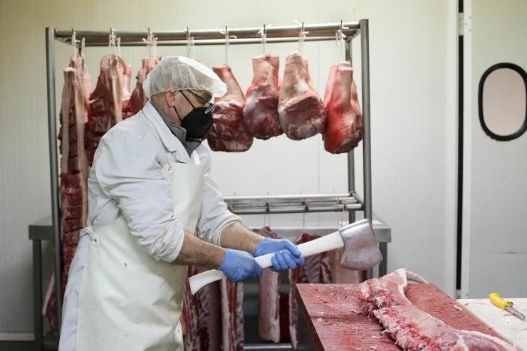 Arquivo - Un carniceiro traballando nun matadoiro da Fonsagrada. Carlos Castro - Europa Press - Arquivo 