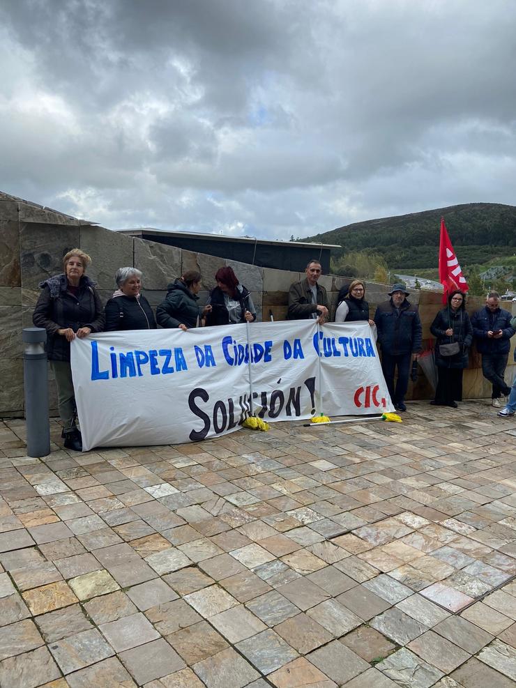 Traballadoras da limpeza de Cidade da Cultura este xoves durante a folga na que reclaman unhas condicións dignas. CIG / Europa Press