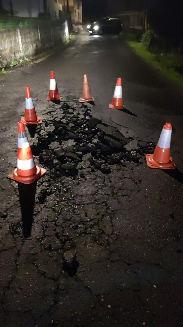 Unha estrada de Neda (A Coruña) sofre danos ao recibir o impacto dun raio 